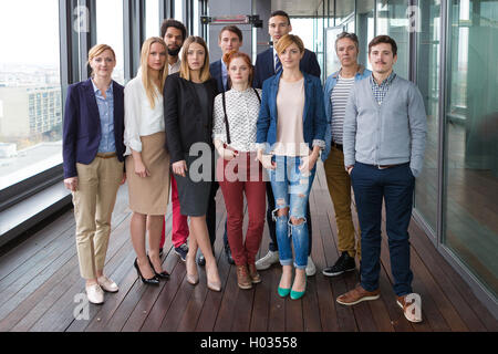 Gruppe Schuss von Geschäftsleuten im modernen Büro Halle. Stockfoto