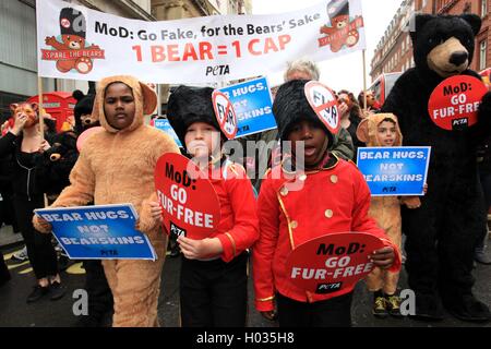 PETA-Protest gegen die Verwendung von echtem Pelz Kappen (MOD) des Verteidigungsministeriums, London, UK. Stockfoto