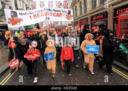 PETA-Protest gegen die Verwendung von echtem Pelz Kappen (MOD) des Verteidigungsministeriums, London, UK. Stockfoto