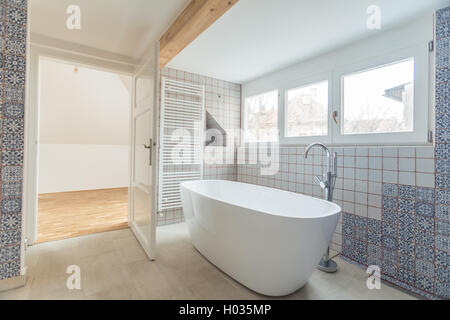 Innere des modernen Badezimmer mit freistehender Badewanne Stockfoto