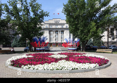 Orenburg, Russland-23. Juni 2016. Blick auf das Haus der Sowjets im Zentrum von Orenburg-Stadt in der Sommerzeit, Russland, Stockfoto