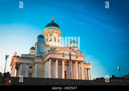 Finnland Helsinki lutherischen Dom, Wahrzeichen, Kuppel Gebäude im neoklassizistischen Stil. Fassade mit Kolonnade und Giebel In Stockfoto