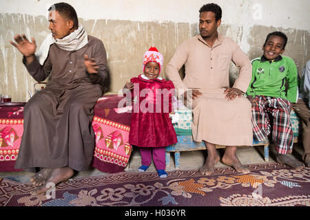 Assuan, Ägypten - 7. Februar 2016: Gastfamilie von nubischen Dorf auf dem Nil in ihrer Heimat. Stockfoto