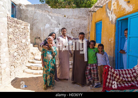 Assuan, Ägypten - 7. Februar 2016: Lokale Familie posiert vor dem Haus im nubischen Dorf auf dem Nil. Stockfoto