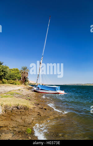 Feluke, traditionellen hölzernen Segelschiff am Ufer des Nil. Stockfoto