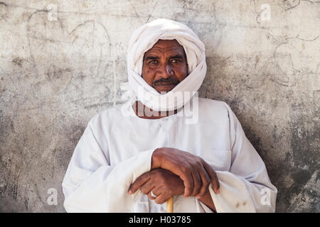 DARAW, Ägypten - 6. Februar 2016: Porträt des lokalen Kamel Verkäufer in weißen Kleidern und Turban. Stockfoto