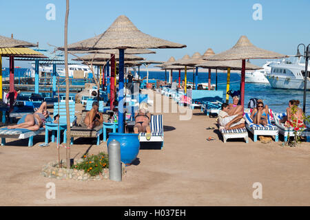 HURGHADA, Ägypten - 12. Februar 2016: Touristen genießen bei Private Beach Resort. Stockfoto