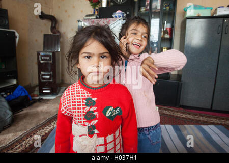 ZAGREB, Kroatien - 21. Oktober 2013: Porträt von Roma-Mädchen in ihrem Zuhause. Stockfoto