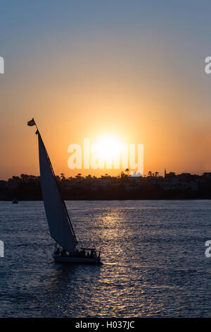 Touristischen Segelboot im Luxor Waterfront während des Sonnenuntergangs. Stockfoto