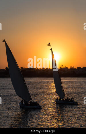 Touristischen Segelboote im Luxor Waterfront während des Sonnenuntergangs. Stockfoto