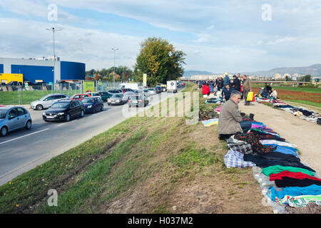 ZAGREB, Kroatien - 20. Oktober 2013: Menschen am Zagreber Flohmarkt Hrelic. Stockfoto