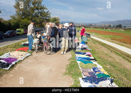 ZAGREB, Kroatien - 20. Oktober 2013: Menschen am Zagreber Flohmarkt Hrelic. Stockfoto