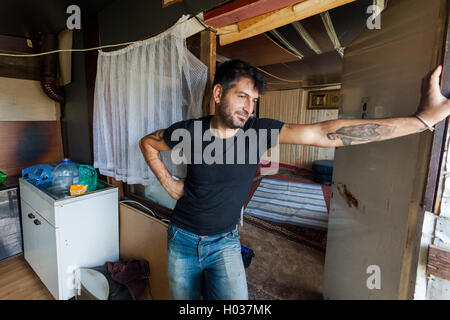 ZAGREB, Kroatien - 21. Oktober 2013: Roma Mann in seinem Haus. Stockfoto