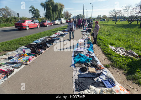 ZAGREB, Kroatien - 20. Oktober 2013: Menschen am Zagreber Flohmarkt Hrelic. Stockfoto