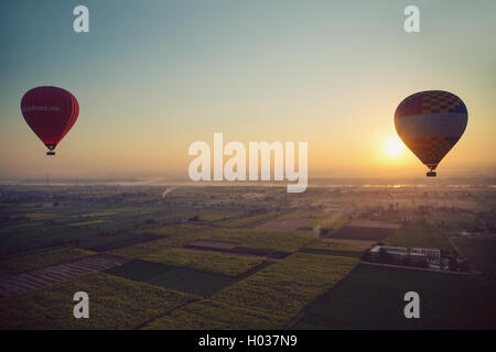 Heißluftballon über dem Tal der Könige und Nil Fluß. Stockfoto