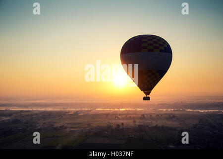 Heißluftballon über dem Tal der Könige und Nil Fluß. Stockfoto