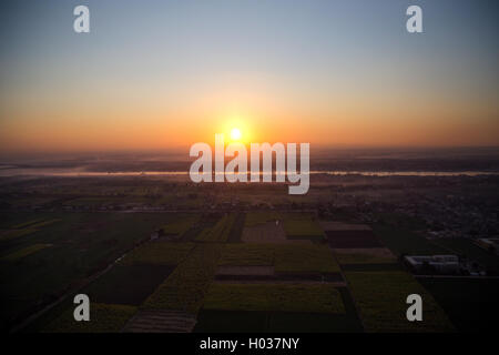 Blick vom Heißluftballon über das Tal der Könige und Nil Fluß. Stockfoto