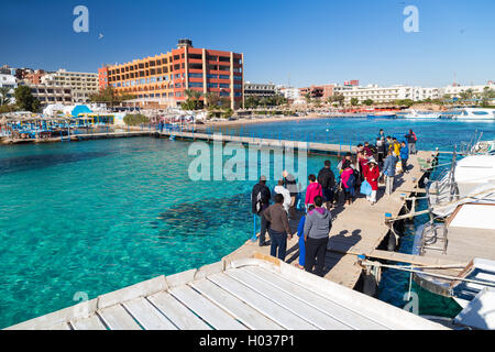 PARADISE ISLAND, Ägypten - Februar 12: Touristen in der Schlange für Tauchboot auf Paradise Island Schnorcheln gehen. Stockfoto