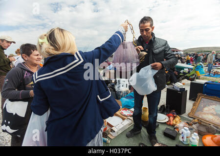 ZAGREB, Kroatien - 20. Oktober 2013: Frauen kaufen Sachen von Roma Verkäufer auf Zagrebs Flohmarkt Hrelic. Stockfoto