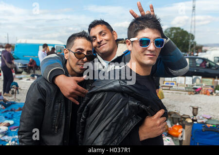 ZAGREB, Kroatien - 20. Oktober 2013: Roma Verkäufer posiert für die Kamera auf Zagrebs Flohmarkt Hrelic. Stockfoto