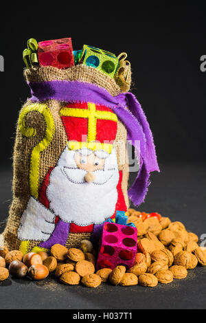 "De Zak van Sinterklaas" (St.-Nikolaus Beutel) gefüllt mit "Pepernoten". Traditionellen holländischen Feiertag "Sinterklaas". Stockfoto