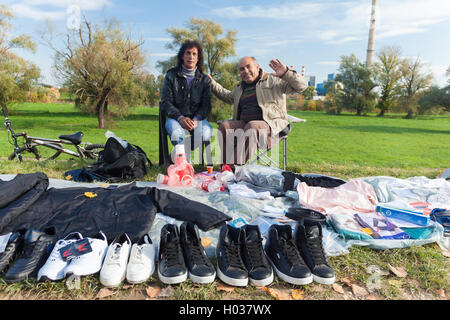 ZAGREB, Kroatien - 20. Oktober 2013: Verkäufer in Zagreb ist Flohmarkt Hrelic winken in die Kamera. Stockfoto