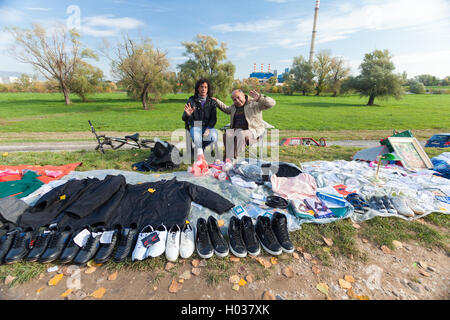 ZAGREB, Kroatien - 20. Oktober 2013: Verkäufer in Zagreb ist Flohmarkt Hrelic winken in die Kamera. Stockfoto