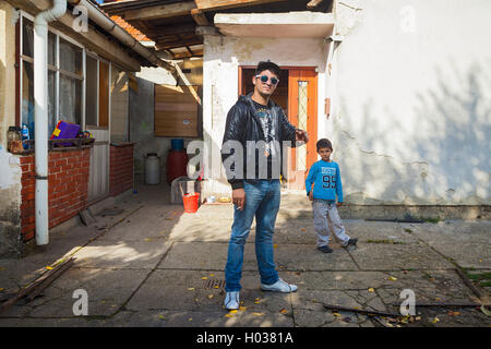 ZAGREB, Kroatien - 21. Oktober 2013: Roma-Mann und der junge posiert vor ihrem Haus. Stockfoto