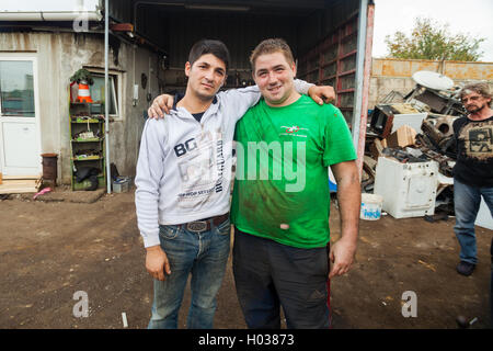 ZAGREB, Kroatien - 14. Oktober 2013: Roma Mann posiert mit Arbeiter am recycling-Hof. Stockfoto