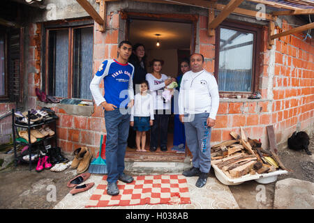 ZAGREB, Kroatien - 21. Oktober 2013: Roma-Familie posiert vor ihrem Haus. Stockfoto