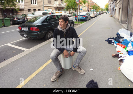 ZAGREB, Kroatien - 14. Oktober 2013: Roma Junge sitzt auf der Müllkippe. Stockfoto