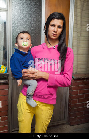 ZAGREB, Kroatien - 21. Oktober 2013: Roma Mutter halten Baby vor ihrem Haus. Stockfoto