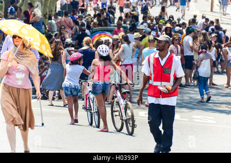 Masse der Südafrikaner und Touristen auf Bree Street, Kapstadt, während das Festival Straßen Stockfoto