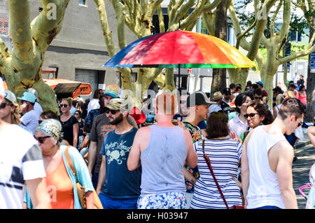 Masse der Südafrikaner und Touristen auf Bree Street, Kapstadt, während das Festival Straßen Stockfoto