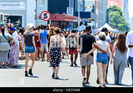 Masse der Südafrikaner und Touristen auf Bree Street, Kapstadt, während das Festival Straßen Stockfoto