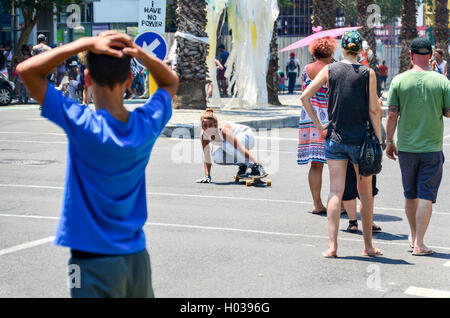 Masse der Südafrikaner und Touristen auf Bree Street, Kapstadt, während das Festival Straßen Stockfoto