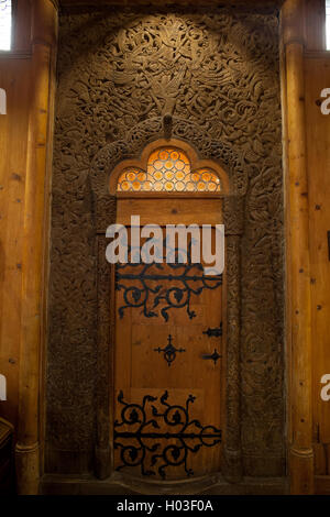 Polen, Karpacz, Kirche Wang Interieur, Portal mit Viking Holzschnitzerei war Vang Tempel ehemaligen Standort in Vang, Valdres, Norwegen Stockfoto