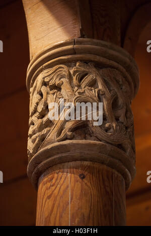 Viking-Holzschnitzerei für eine Spalte in der Kirche Wang, Karpacz, Polen, ehemaligen Standort Vang Tempel war in Vang, Valdres, Norwegen Stockfoto