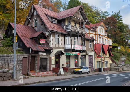 Häuser, Geschäfte, Gebäude entlang der Hauptstraße der Stadt Szklarska Poreba in Niederschlesien, Polen Stockfoto