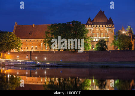 Marienburg in Polen, Europa bei Nacht, Blick vom Fluss Nogat Stockfoto