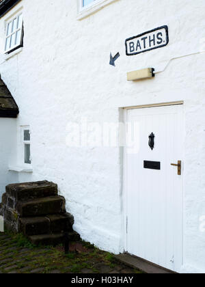 Bäder-Schild am weißen Brunnen Spa-Cottage auf Ilkley Moor Ilkley, West Yorkshire England Stockfoto