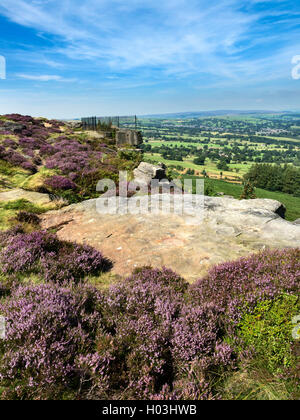 Blick über Wharfedale aus dem Hakenkreuz-Stein an der Woodhouse Crag Ilkley Moor West Yorkshire in England Stockfoto