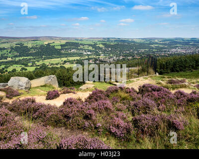 Blick über Ilkley aus dem Hakenkreuz-Stein an der Woodhouse Crag Ilkley Moor West Yorkshire in England Stockfoto