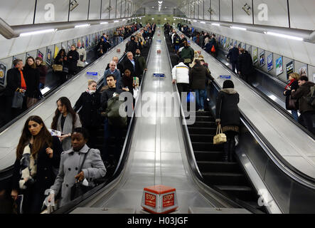 Pendler auf Rolltreppen in Holborn u-Bahnhaltestelle, London Stockfoto