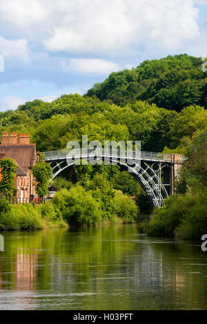 Die eiserne Brücke und Fluss Severn im Sommer in Ironbridge, Shropshire, England, UK. Stockfoto