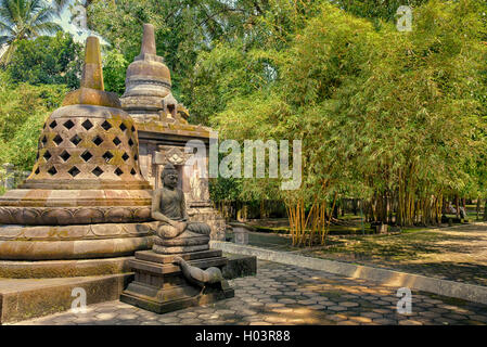 Buddha meditierend vor Stein Stupas in Mendut Tempel, Indonesien Stockfoto