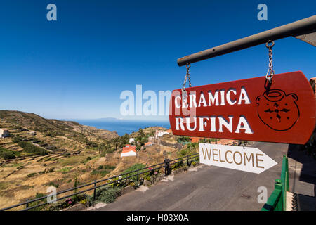 Ein rotes Schild für eine Keramikwerkstatt auf La Gomera, Kanarische Inseln Stockfoto