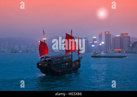 Junk-e-Schiff im Hafen von Victoria in Hong Kong Stockfoto