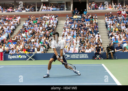 Novak Djokovic (SRB) im Wettbewerb mit den 2016 uns Open Herren Halbfinale Stockfoto