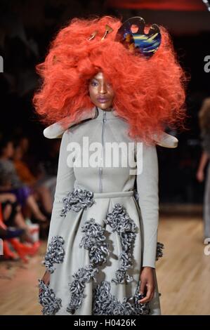 Ein Model auf dem Laufsteg während der Vin & Omi Spring/Summer 2017 London Fashion Week Show im Congress Center, London. Stockfoto